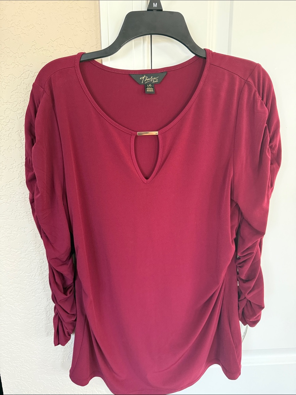Thalia Sodi Women's Wine Keyhole Long Sleeve Ruched Top